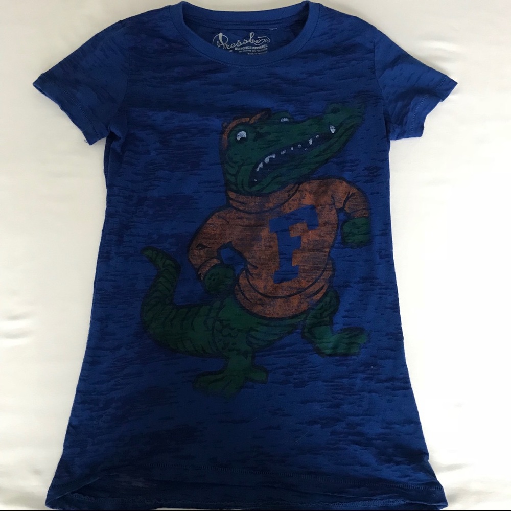 Women’s Gators fans!!! Cute top!